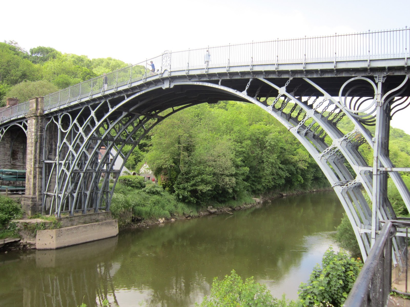 First bridge. Ущелье Айрон-бридж. Притчард – мост Айронбридж. Мост Северн Айрон бридж. Чугунный мост через Северн, Англия.