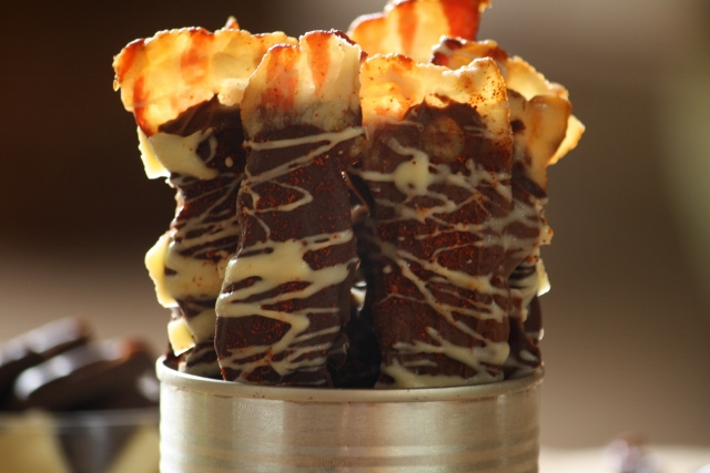 Panceta cubierta en chocolate picante / Chocolate covered bacon Panceta cubierta en chocolate picante / Chocolate covered bacon