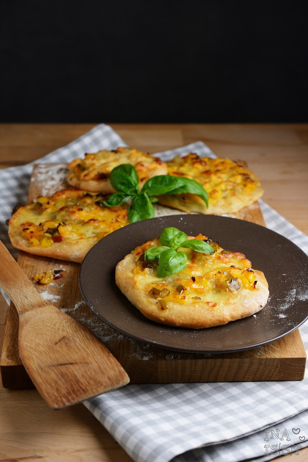 Ina Is(s)t: Mini-Pizza mit süßer Paprika und Mozzarella - Sweet Pepper ...