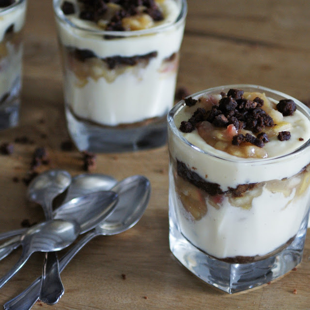 Trifle mit Brownie, Pudding & Apfelkompott