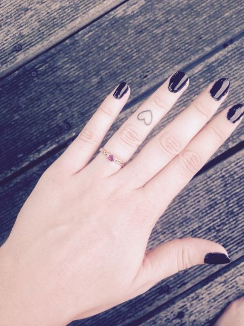 tatuagens femininas de coração para os dedos tatuagens femininas de coração para os dedos