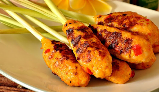 Makanan khas Bali yaitu Sate Lilit Makanan khas Bali yaitu Sate Lilit