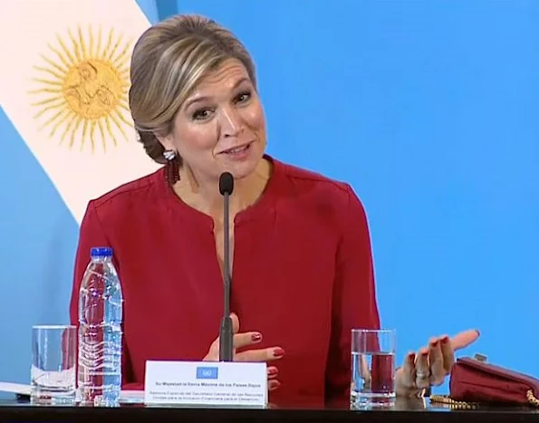 Queen Maxima, President Mauricio Macri his wife Juliana Awada and his daughter Antonia, Maxima wore skirt, red dress, Chanel Handbag, Natan red shoes