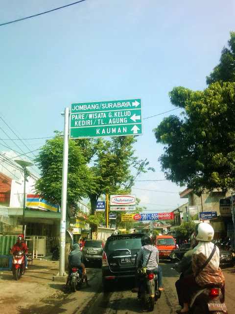 Persimpangan yang ramai padahal jalan gak terlalu lebar. Persimpangan yang ramai padahal jalan gak terlalu lebar.