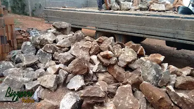 Pedra para pilar de pedra com pedra moledo.