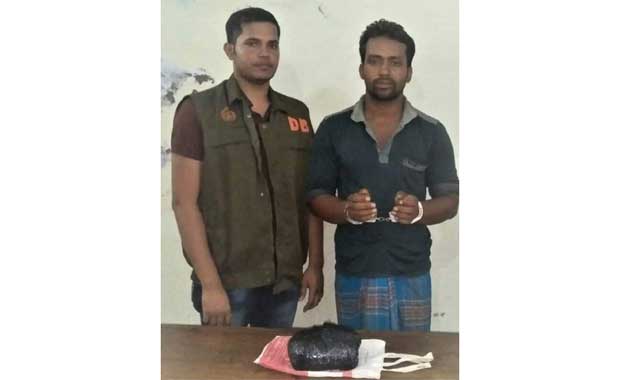 Drug dealer arrested in Dumuria with 4 grams of marijuana ডুমুরিয়ায় ৫০০ গ্রাম গাঁজাসহ মাদক ব্যবসায়ী আটক