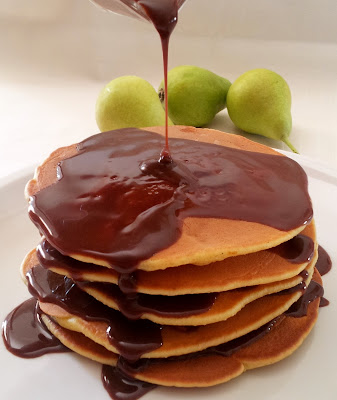 Pancakes cu pere caramelate si sos de ciocolata./Pancakes con pere caramellate e salsa al cioccolato.