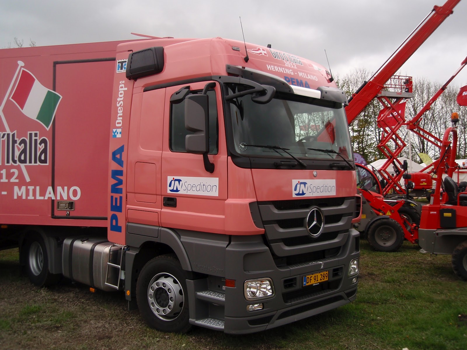 Brugte Lastbiler og Transportkøretøjer Lyserød MercedesBenz lastbil