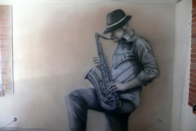 Mlowanie saksofonisty na ścianie, motyw jazzowy, mural czarno-biały w klimacie jezzopwym