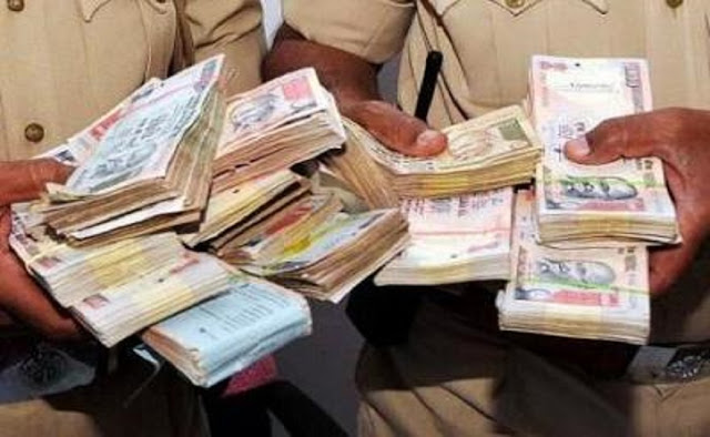 5.5 கோடி பழைய ரூபாய் நோட்டுகளுடன் தனி விமானத்தில் பறந்த தொழிலதிபர் சிக்கினார்..! 5.5 கோடி பழைய ரூபாய் நோட்டுகளுடன் தனி விமானத்தில் பறந்த தொழிலதிபர் சிக்கினார்..!