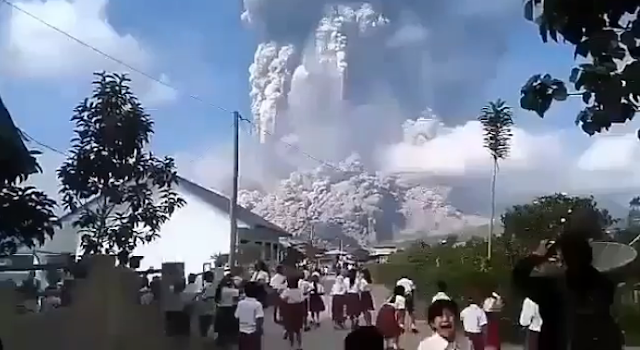 Dhasyatnya Erupsi Gunung Sinabung, Rubah Siang Jadi Gelap Masyarakat Menjerit Ketakutan Dhasyatnya Erupsi Gunung Sinabung, Rubah Siang Jadi Gelap Masyarakat Menjerit Ketakutan