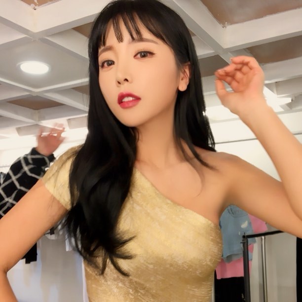 Hong Jin Young Showcases Her Voluminous Figure! | Daily K Pop News