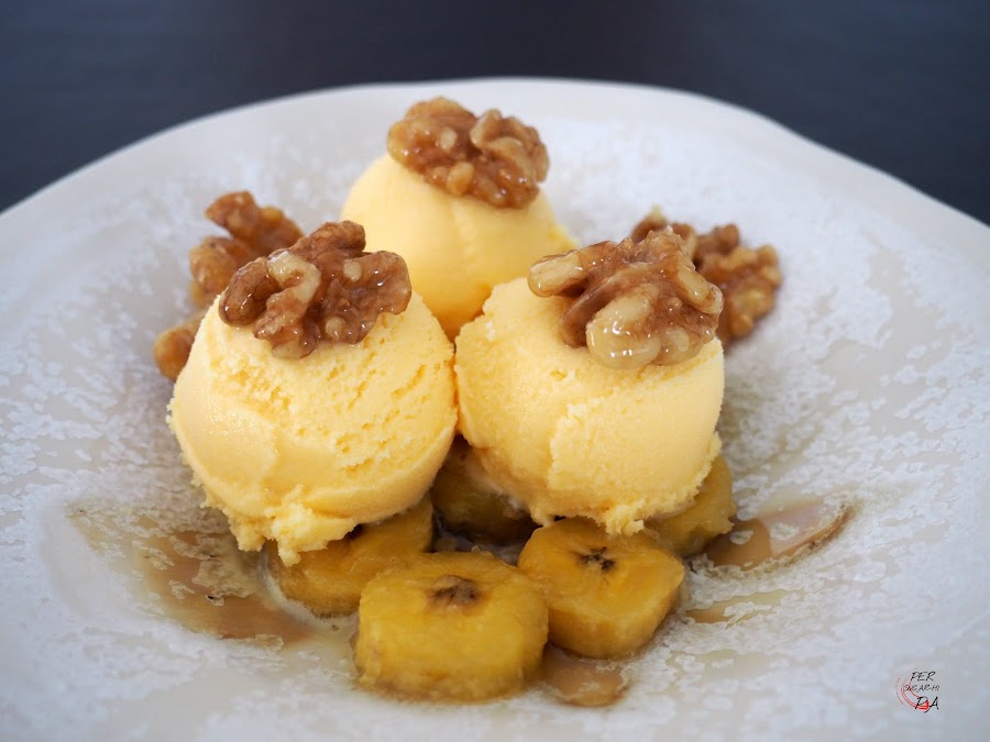 Cremoso helado de miel, con guarnición de plátano y nueces, caramelizados ambos en miel.