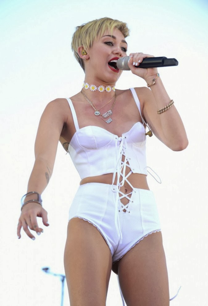 Miley Cyrus ass in the air caresses the crotch, twerk and pasties, she signed a new challenge