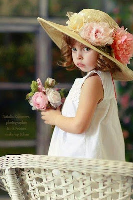 Foto gambar bayi perempuan dengan gaya busana feminim memakai topi cantik Foto gambar bayi perempuan dengan gaya busana feminim memakai topi cantik