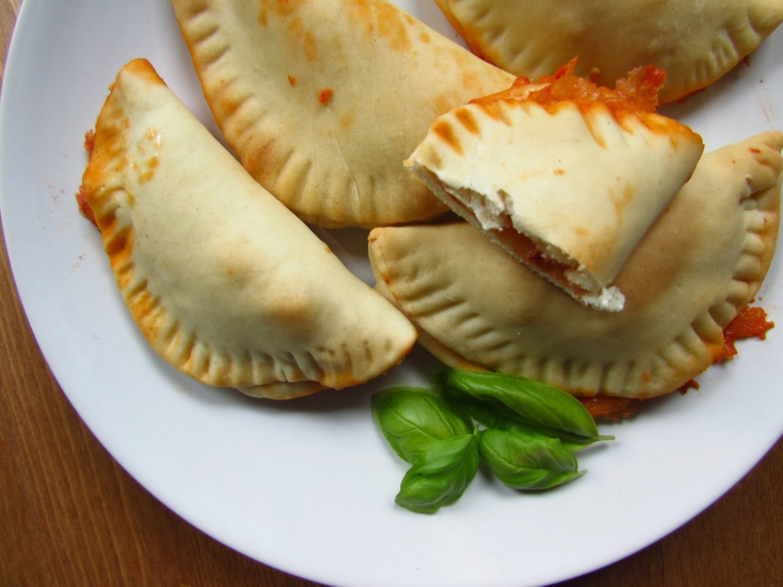 La vie gourmande: Pizzataschen mit Tomate und Mozzarella