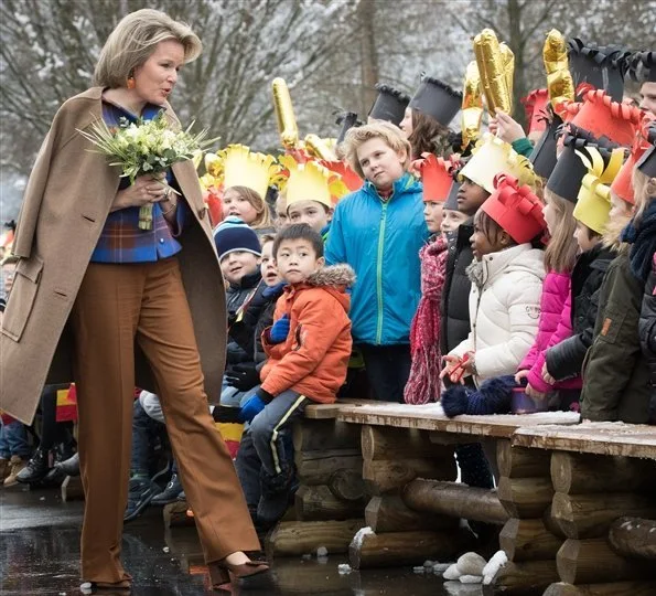 Queen Mathilde visited the school Athénée Royal d'Esneux in Esneux. Queen Mathilde wore Natan camel dress and Natan wool blouse