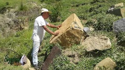 Bizzarri na pedreira, garimpando pedras para execução do banco de pedra, sendo chapas de pedra moledo com um lado da pedra reto. Estou olhando e já imaginando um banco de pedra. São peças únicas sendo uma pedra moledo amarelo claro.