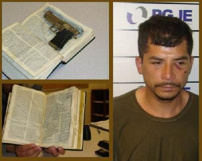 Ladrón escondía el arma en la Biblia