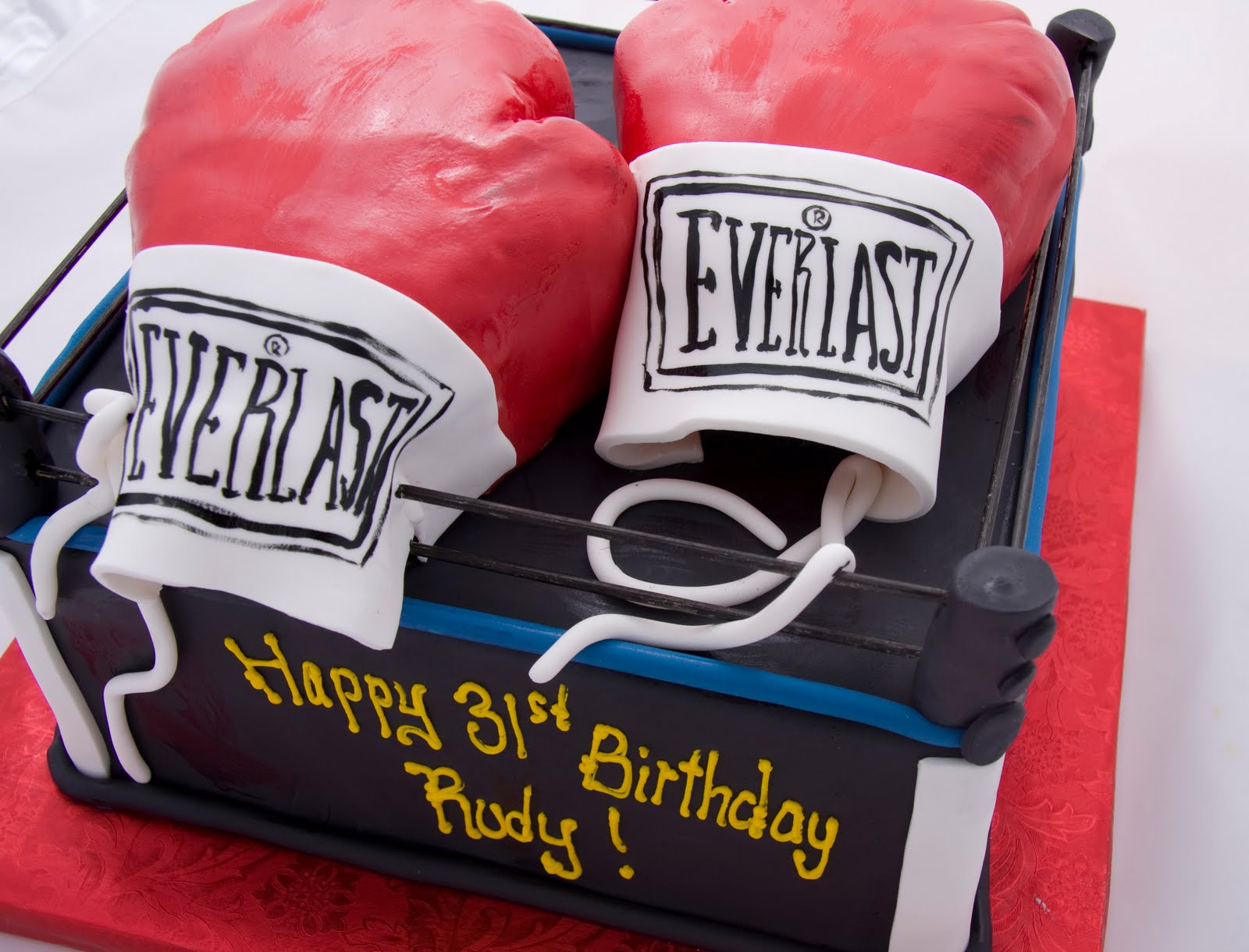 Открытка спортсмену мужчине. С днем рождения боксер. Торт для боксера. Торт боксерская перчатка. Открытка с днем рождения боксеру.