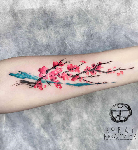 Bela flor de cerejeira tatuagem no braço. O braço é um dos melhores lugares para colocar uma tatuagem de flor de cerejeira, uma vez que pode dar forma ao design dos ramos estendendo-se para mostrar a verdadeira beleza das flores. (Foto: Fontes de imagem)