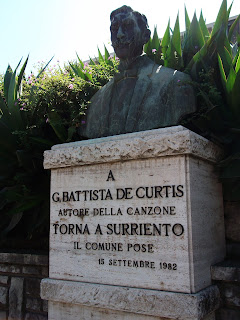De Curtis is famous for the song Torna a Surriento