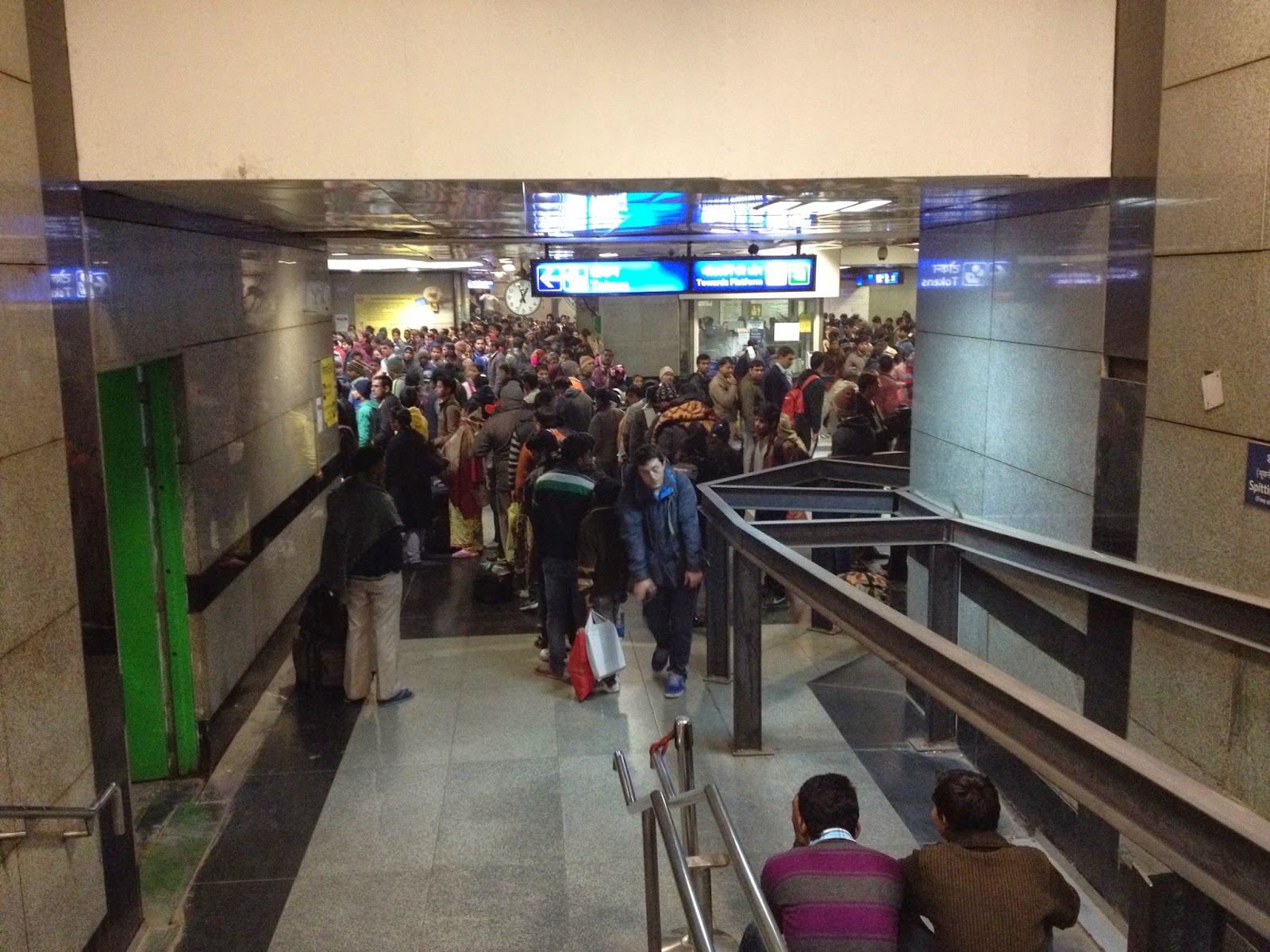 Antrian di New Delhi Metro Station