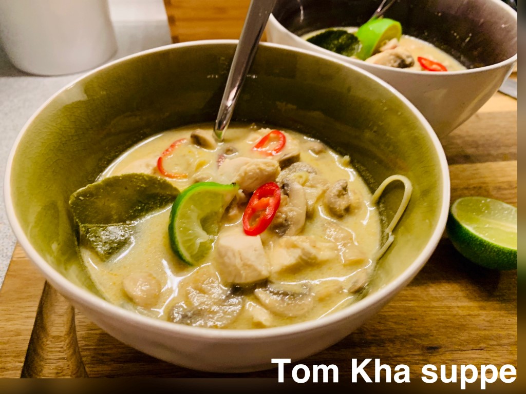Saras madunivers: Tom Kha suppe med Kylling, champion og brune og wakamenudler.