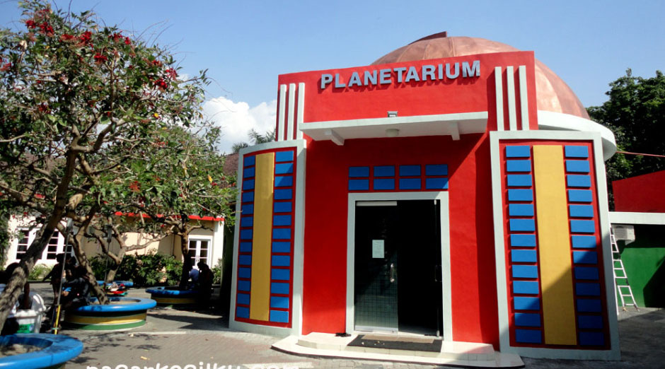 Planetarium Taman Pintar Yogyakarta Selama pemutaran film, Anda akan diberikan penjelasan mengenai berbagai benda langit, seperti bumi, matahari, planet, satelit dan lainnya. Hal ini tentu saja sangat menarik, karena pengetahuan mengenai tata surya yang pada masa lalu belum terjamah oleh manusia, namun karena perkembangan ilmu pengetahuan dan teknologi, hal tersebut menjadi lebih mudah untuk diketahui.Bagi anak-anak, hal ini juga dapat menjadi motivasi agar kelak memiliki keinginan untuk mendalami bidang kajian berupa keastronomian.
