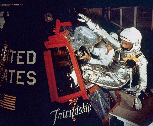 Heuer 2915 A trên cổ tay của John Glen