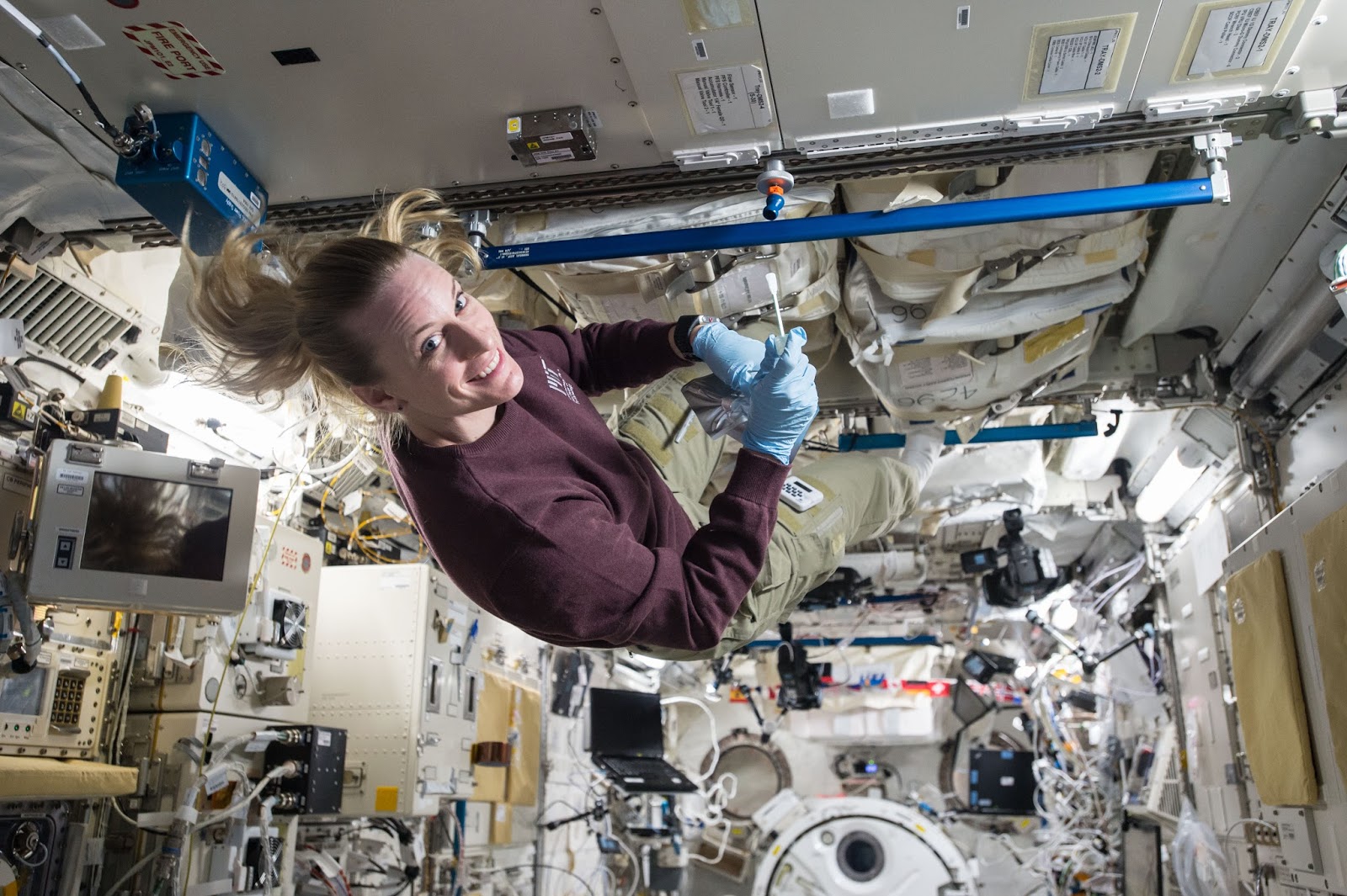 Am in space. Ученые наса. ученые наса в офисе. steph in space. ученые наса и их доска расчета.