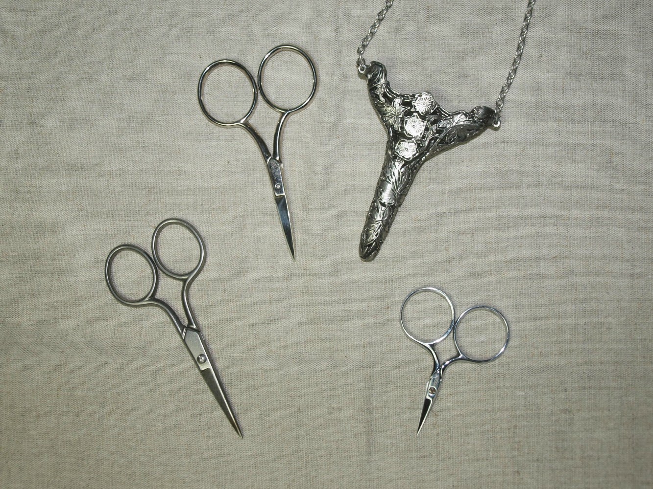 Lot De 3 Paires De Ciseaux Miniatures Dont Une Broche - Parfait état - Idéal Couture, Modélisme, Collection