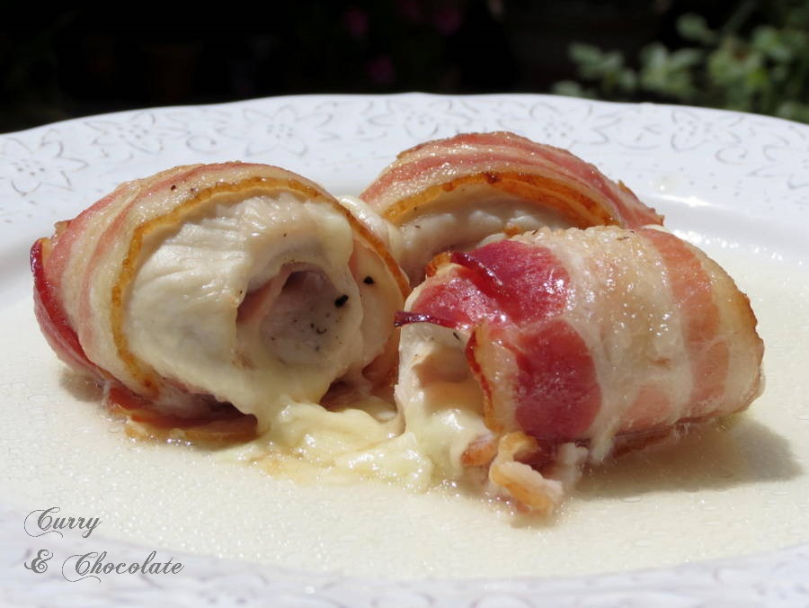  Rollitos de pollo envueltos en bacon rellenos con  queso y jamón cocido 