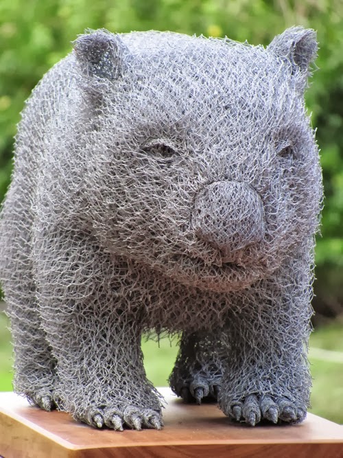 05-Wombat-Chicken-Wire-Sculptures-Sculptor-Ivan-Lovatt-www-designstack-co