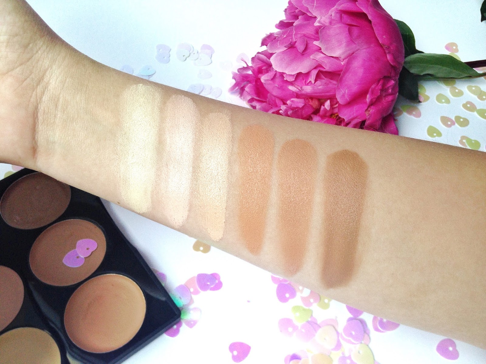 Палетка для контурирования eveline. Кремовый контуринг. Палетка для контуринга perfect contour. Sleek палетка. Кремовый контуринг для лица.