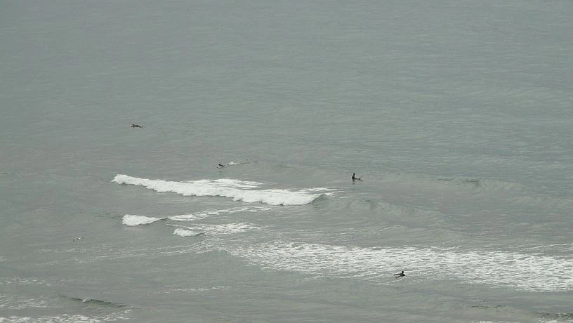 En la playa de La Salvaje, Sopelana, apenas hay olas y se preparan para la carrera nudista