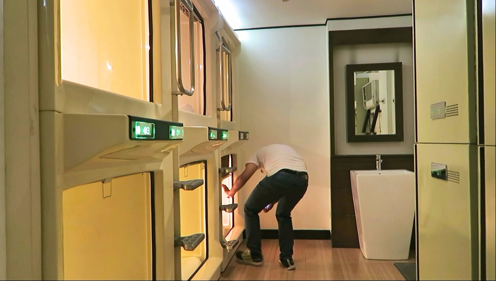 MANILA CAPSULE HOTEL EXPERIENCE IN THE PHILIPPINES (Kabayan Hotel)