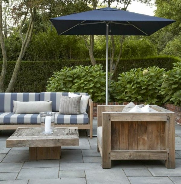 Relax in the seating area in the garden!