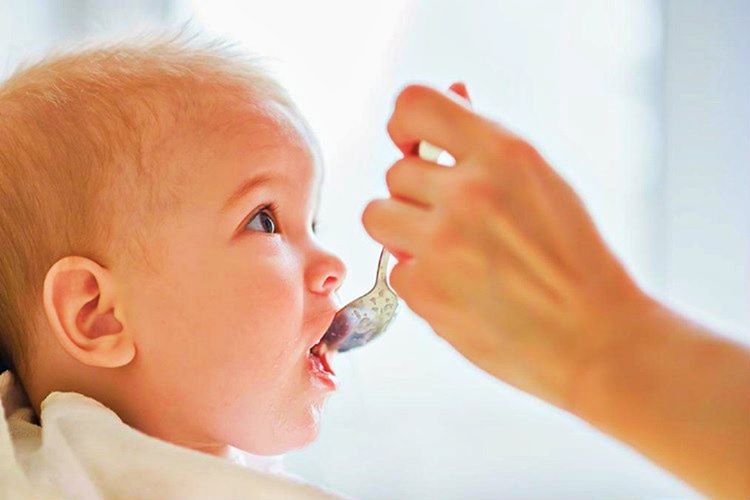 Bebeğin aç uyumaması için, uyukladığı zamanlarda ayaklarının altı hafifçe gıdıklanabilir.