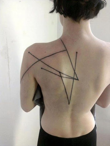 Ângulos de graus variados são renderizados em tinta preta sobre o utente deixou ombro e estendendo-se para o portador do braço esquerdo.