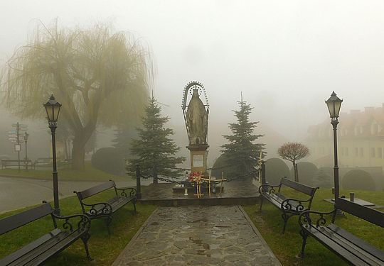 Figura Matki Bożej Królowej na placu przed Domem Pielgrzyma. Figura Matki Bożej Królowej na placu przed Domem Pielgrzyma.
