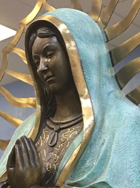 Miracle au Nouveau-Mexique? :  Des milliers de chrétiens affluent pour voir la statue de la Vierge Marie en larmes (Vidéo - 2 min) Aa