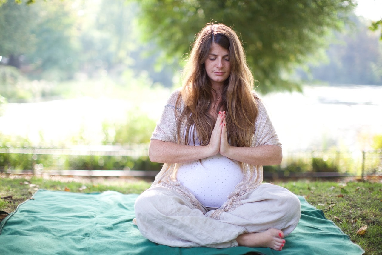 Медитация на беременность. Йога для беременных. Медитация беременность. Беременные йога. Йога для беременных на природе.