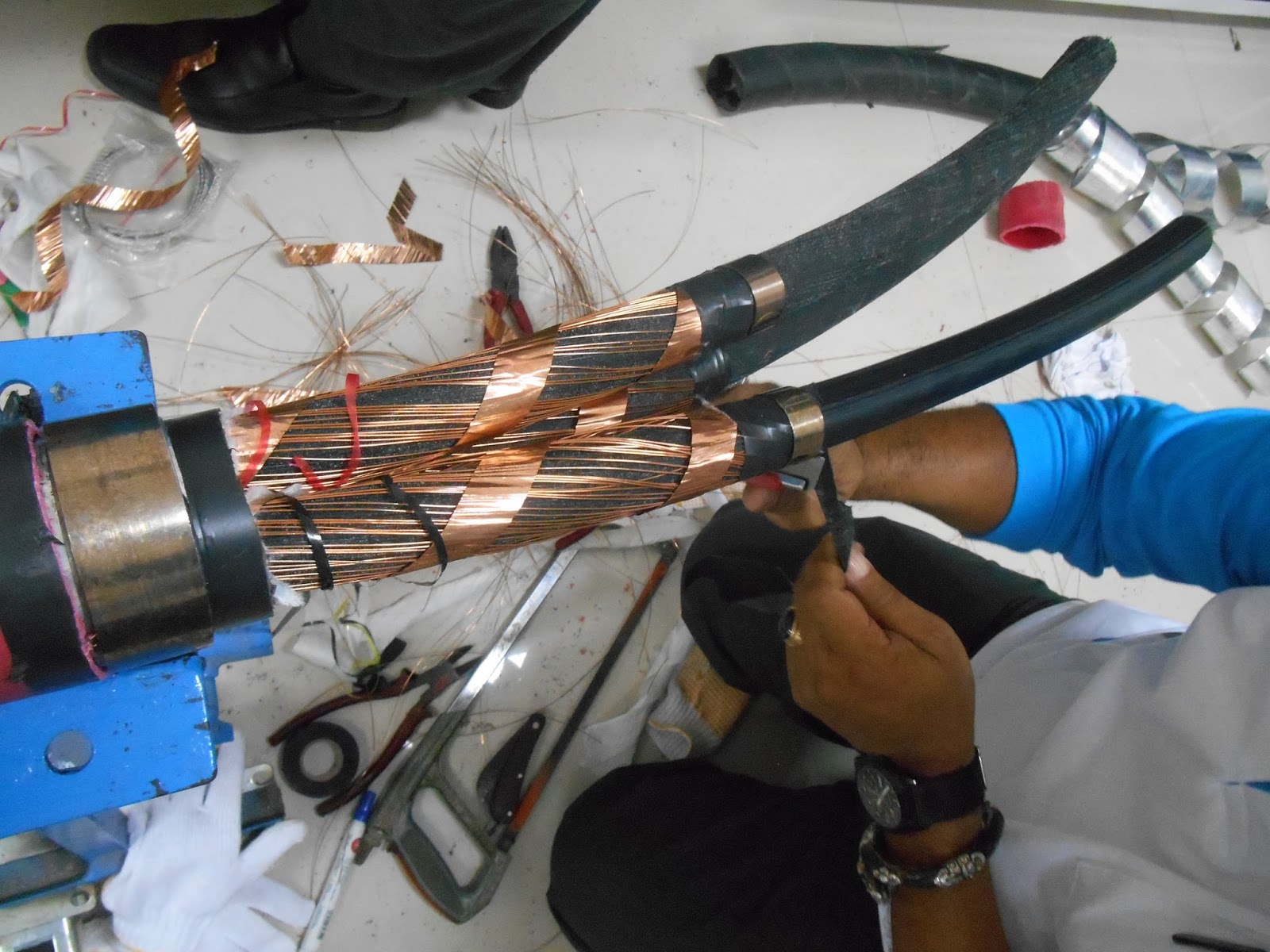 MATARAM ELECTRIC: TERMINASI KABEL TANAM 20 KV MENGGUNAKAN MERK RAYCHEM 3 CORE PASANGAN INDOOR