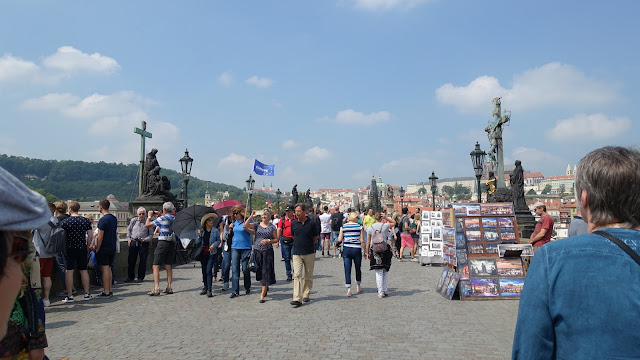 查理大橋上充滿了觀光客與領有擺攤證件的街頭藝術家與藝人，你知道，跟明信片和電影感覺完全不同......完全看不見布拉格的美麗與哀愁之自暴自棄的一拍