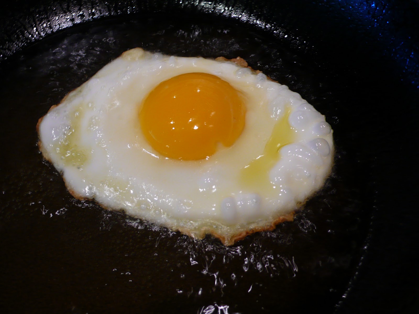 Яйцо обжаренное с двух. Яичница глазунья калорийность. Яичница омлет глазунья. Жареные яйца. Сковорода для яиц.