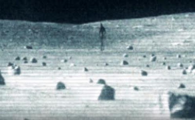 APOLLO 11: Neil Armstrong e Buzz Aldrin teriam Registrado um EXTRATERRESTRE NA LUA APOLLO 11: Neil Armstrong e Buzz Aldrin teriam Registrado um EXTRATERRESTRE NA LUA