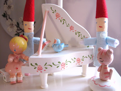 Creative Breathing: Elves, Mushrooms and Desktop Backgrounds