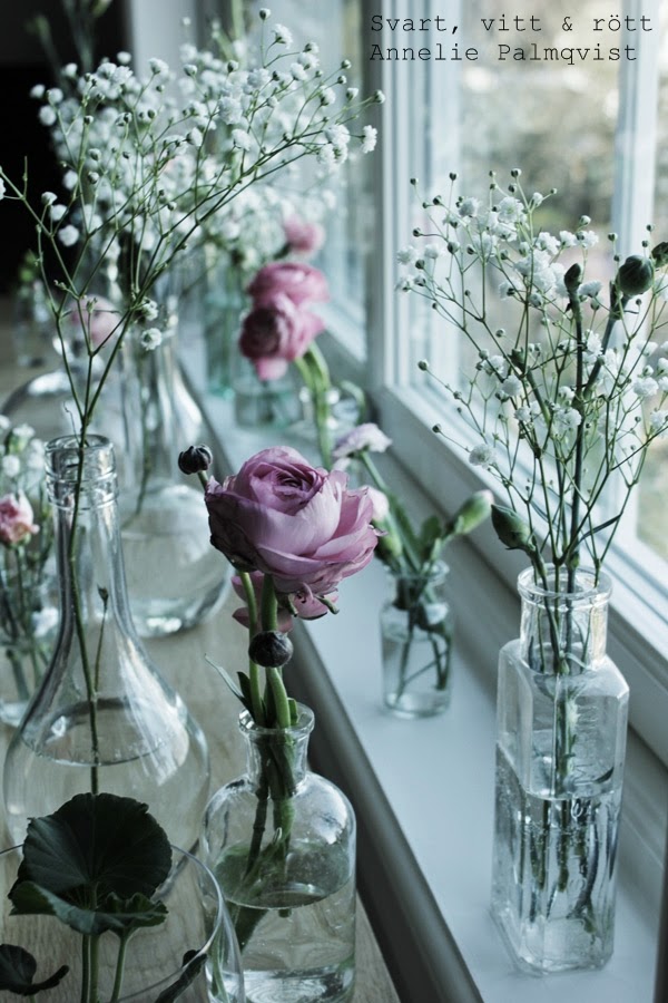 glasflaskor med blommor, rosa och vita blommor, brudslöja, i fönstret, på fönsterbänken, arbetsrum, snygga arrangemang, ordna det i fönstret, tips, inspiration, inredning, stort fönster, 