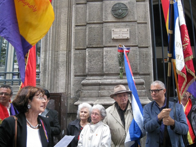 AGE - Archivo, Guerra y Exilio (Contacto: age@derechos.org) : Nuevamente la bandera republicana española ha ondeado en los actos oficiales del Ayuntamiento de París